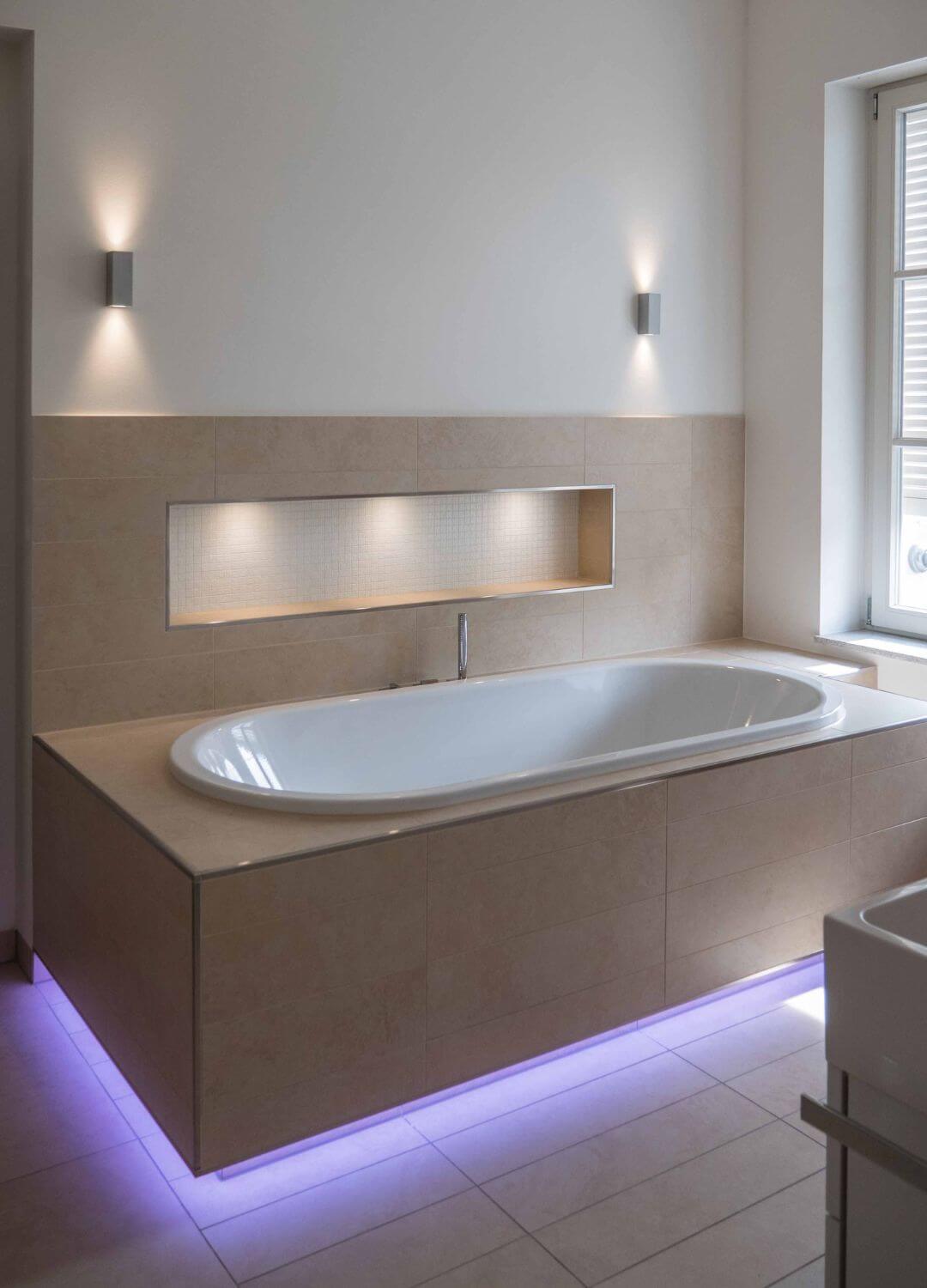 Akzentbeleuchtung mit Wandleuchten, Nischenbeleuchtung und indirekte farbige Beleuchtung an der Badewanne - Luxusbad
