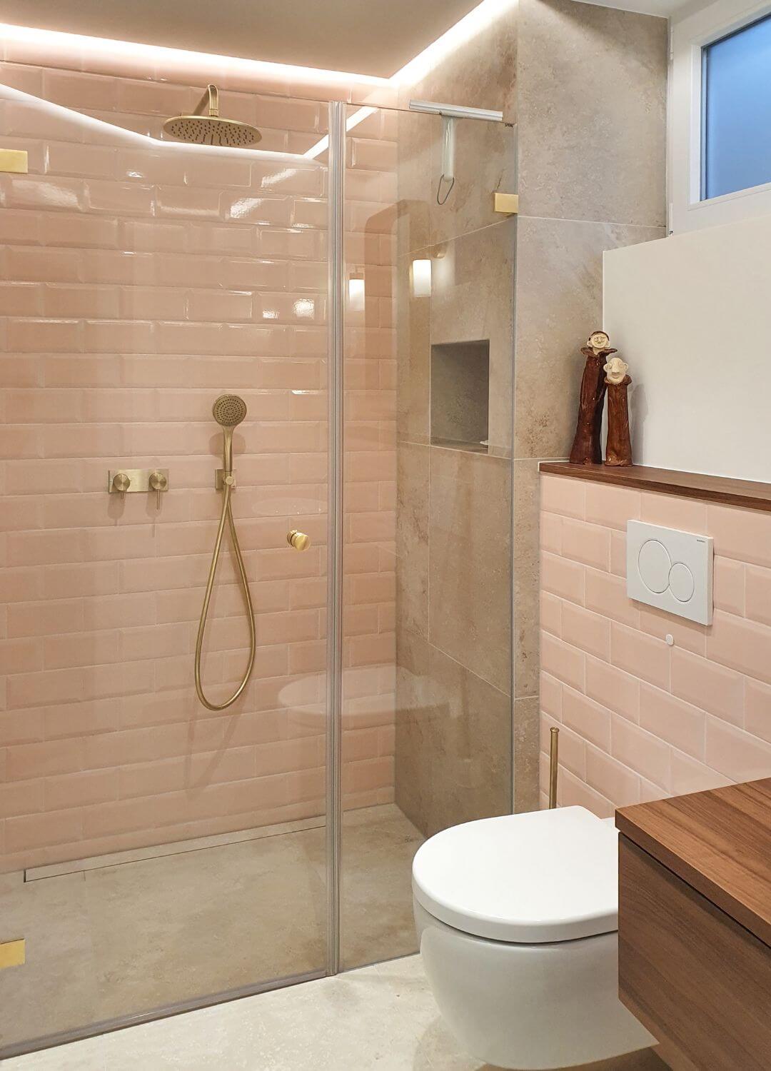 Großzügige Duschanlage mit italienischen Messingarmaturen und Metrofliesen